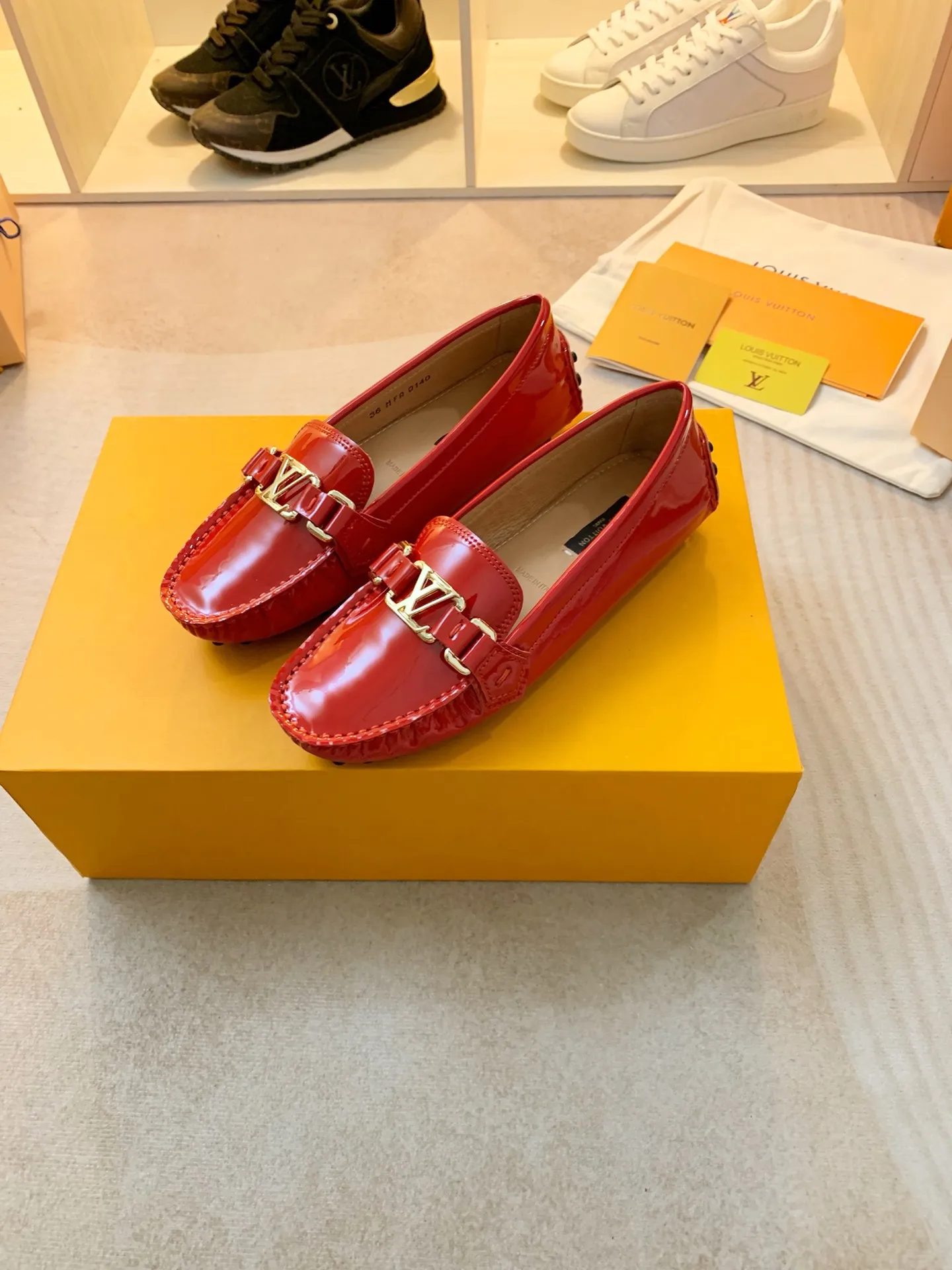 p460💰Couple model❤️🇫🇷 𝙇𝙤𝙪𝙞𝙨 𝙑𝙪𝙞𝙩𝙩𝙤𝙣 🇫🇷Louis Vuitton 2023 Classic𝓛𝓿 𝓣𝓻𝓪𝓲𝓷𝓮𝓻 Sports Series ➪➪➪¯ [Arizona Doudou Shoes Series] ▪️▪️▪️Arizona slip-on shoes are made of Monogram Eclipse canvas. Its hand-painted and dyed edges and hand-sewn uppers fully demonstrate Louis Vuitton's traditional shoemaking craftsmanship. This slip-on shoe is very lightweight. The integrated tongue and upper make it particularly comfortable and flexible. The soft outsole is equipped with rubber padding. Decorated with matching sash. Detailed features: ☑️Monogram Eclipse canvas ☑️Black Eclipse pattern ☑️Hand-painted shoe edges ☑️Hand-sewn uppers (each pair takes time to process) ☑️Integrated tongue and upper construction ☑️Outsole equipped with rubber lining ☑️size: 35_46
